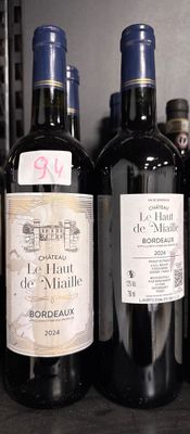 plusieurs bouteilles de vin sont alignées sur une étagère dans une cave à vin