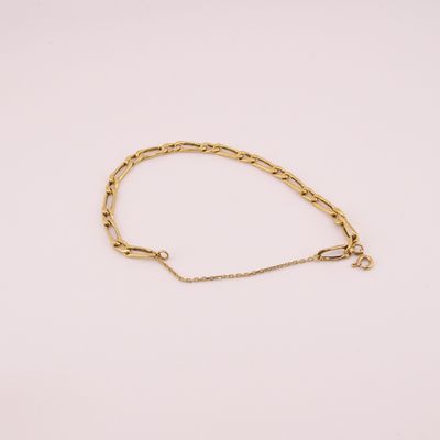 un bracelet à chaîne en or avec une breloque en forme de cœur