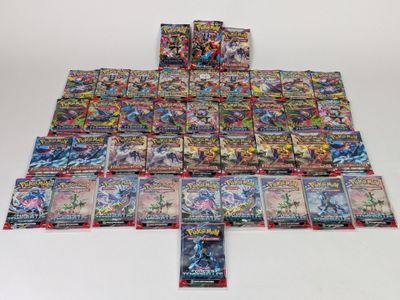 une pile de cartes pokemon posées les unes sur les autres