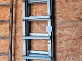 une échelle appuyée contre un mur dans un garage