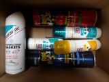 une boîte contenant plusieurs types de sprays différents