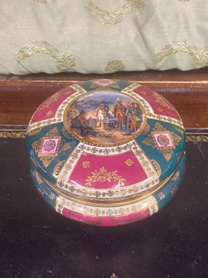 une boîte sur laquelle figure une image, posée sur une table