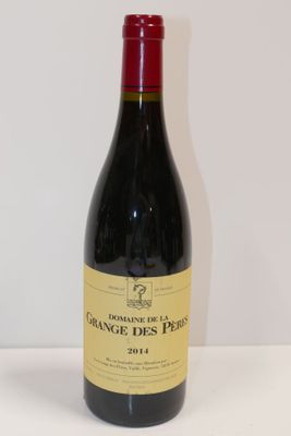 une bouteille de vin posée sur une table