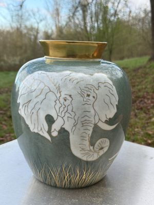 Vase en porcelaine "Aux éléphants"
