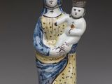 l'image d'une statue représentant une femme tenant un bébé dans ses bras