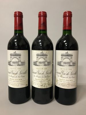 trois bouteilles de vin rouge posées sur une table blanche