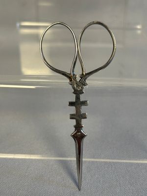 une paire de ciseaux posée sur une table