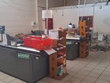 de nombreuses caisses, les unes à côté des autres, sur le comptoir du magasin