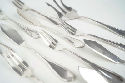 beaucoup de fourchettes et de cuillères sur la table