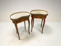 Paire de chevets rognons marqueté à plateau de marbre ceint …