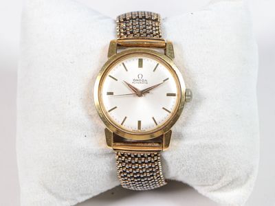 une image d'un gros plan d'une montre-bracelet sur un oreiller