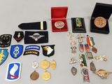 beaucoup d'insignes militaires et d'autres objets sur la table