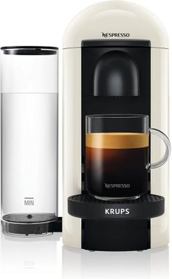 une cafetière blanche à côté d'un verre d'eau