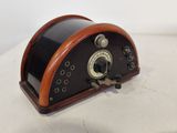 une radio à l'ancienne posée sur une table blanche