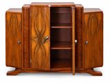 une image représentant une armoire en bois aux portes ouvertes, sur fond blanc