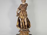 l'image d'une statue représentant une femme tenant un enfant dans ses bras