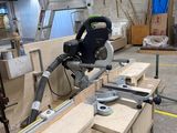 quelqu'un utilise une scie circulaire pour couper une pièce de bois