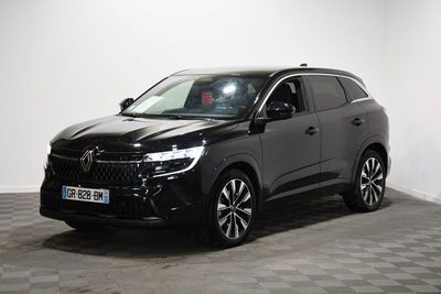 un SUV noir garé sur un sol à damier dans une pièce