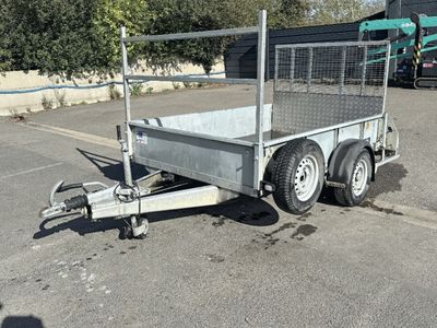 a trailer that is parked in a parking lot
