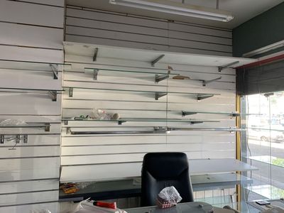 un bureau avec une chaise devant un mur de rayonnages