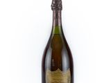 une bouteille de champagne sur fond blanc