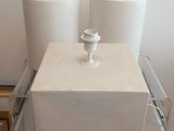 deux lampes posées sur une table en verre