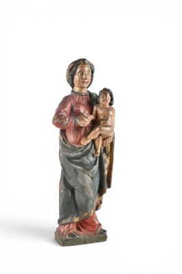 une statue ancienne d'une femme tenant un enfant dans ses bras