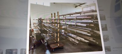 une photo d'une photo d'un entrepôt avec de nombreuses étagères