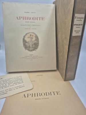 un livre ouvert posé sur une table, à côté de deux autres livres