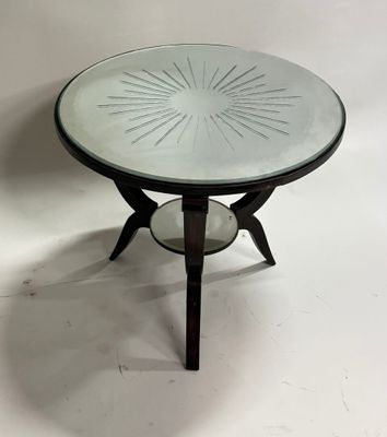 une image représentant une table en verre ornée d'un motif en forme d'étoile