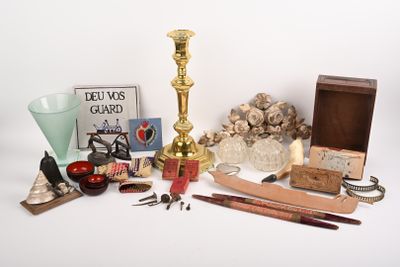 un grand nombre d'objets posés sur une table