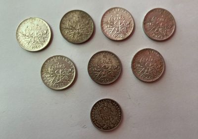 six pièces de monnaie britanniques différentes posées sur une surface blanche