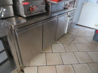 une cuisine équipée de nombreux appareils électroménagers