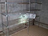 une étagère métallique au milieu d'une pièce, sur laquelle se trouve un panier