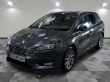 La Ford Focus grise est garée sur un sol à damier.