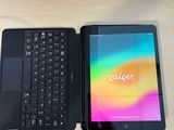 une tablette et un ordinateur portable posés l'un à côté de l'autre sur une table