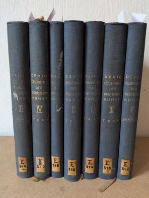 cinq livres sont alignés sur une table