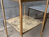 table d'appoint en métal doré et marbre avec plateau en verre