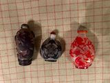 trois bouteilles posées sur une table
