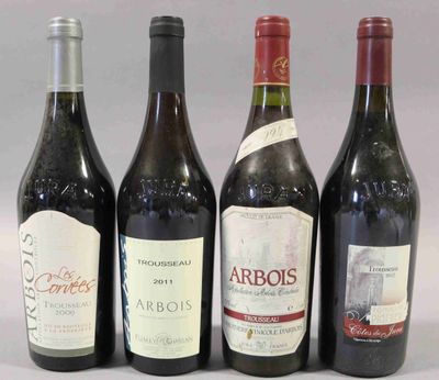 trois bouteilles de vin rouge sont alignées sur une table