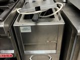 Plusieurs appareils électroménagers en acier inoxydable sont alignés dans une cuisine