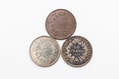 trois types de pièces différents posés sur une surface blanche