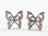 paire de boucles d'oreilles en forme de papillon, ornées de diamants blancs et noirs sur fond blanc