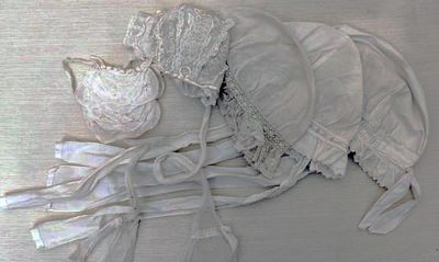 une photo d'un bonnet blanc et d'une paire de chaussures