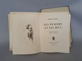 un livre ouvert sur lequel figure le dessin d'une femme