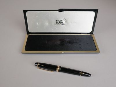 a pen sitting on top of a box with a pen in it