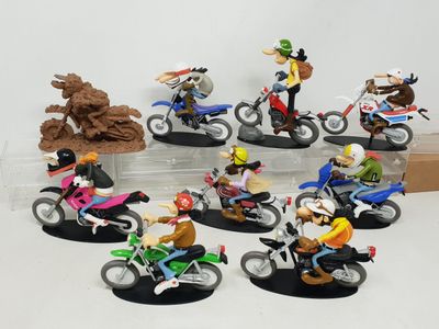 de nombreuses figurines représentant des personnes à moto, posées sur une table