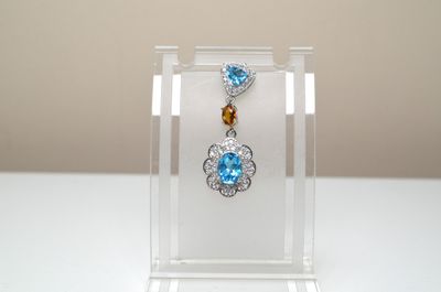 Un pendentif en argent sertie de 3,20 cts env de topazes ble…