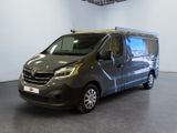 La camionnette grise est garée dans la grande salle de l'immeuble.