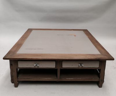 une photo d'une table basse en bois avec deux tiroirs et un plateau en verre